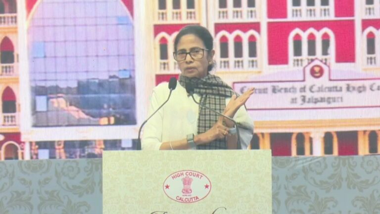 “সংবিধান ও গণতন্ত্রকে রক্ষা করুন”, জলপাইগুড়িতে প্রধান বিচারপতির কাছে আর্জি মমতা বন্দ্যোপাধ্যায়ের